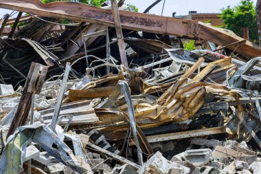 Ukrayna 'da bir ev yıkıldı ve savaş sırasında yakıldı.