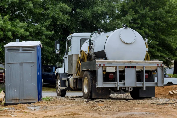 Camion Vide Septique Est Utilisé Pour Nettoyer Les Toilettes Portables — Photo