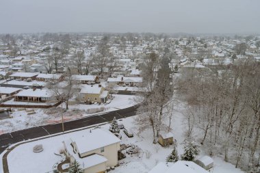 Amerika 'nın New Jersey, ABD' deki küçük bir kasabasında kış aylarında çok kar yağdığı zaman kar kaplı çatısı olan bir ev kompleksi vardır.