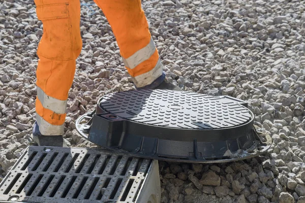 Installatie Van Gietijzeren Riool Luik Betonnen Basis Van Installatie Van — Stockfoto