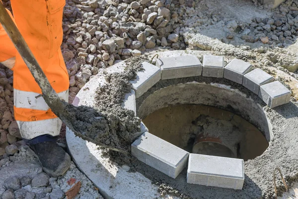 Trabajador Servicios Públicos Está Preparando Para Construcción Alcantarillado Séptico Alcantarillado — Foto de Stock