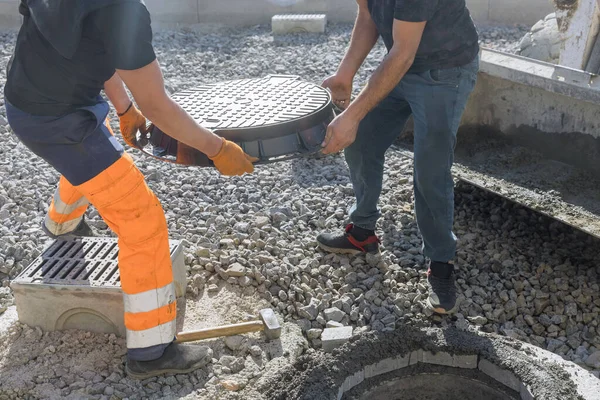 Gietijzeren Riool Luik Wordt Geïnstalleerd Betonnen Basis Als Onderdeel Van — Stockfoto