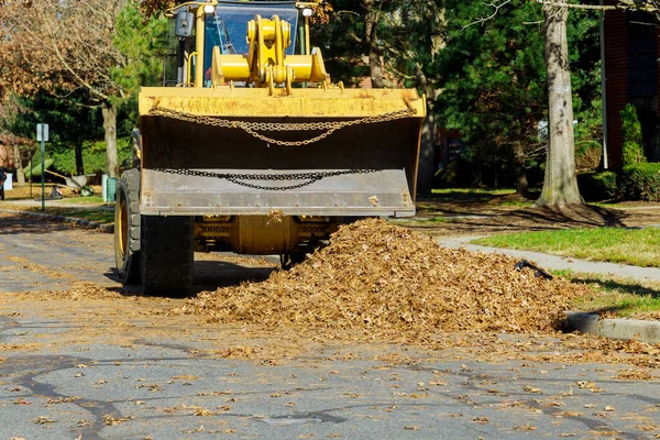 Ciężarówka Buldożer Zadanie Sprzątanie Spadłych Liści Pobliżu Domów Sezonie Jesiennym — Zdjęcie stockowe