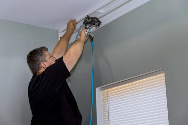 Este Manitas Profesionales Clavando Cornisas Madera Cortinas Casa Nueva Construcción —  Fotos de Stock