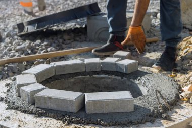 Elektrik işçisi tarafından kanalizasyon rekonstrüksiyonu için lağım çukuru inşaatı