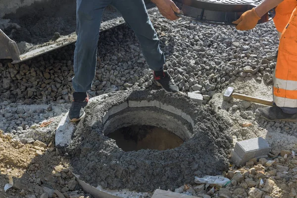 Einbau Eines Abwasserbrunnens Boden Mit Gusseiserner Kanaldurchlass — Stockfoto