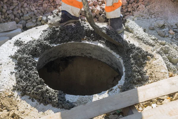 Yeni Inşaat Alanı Dökme Demir Kanalizasyon Kapağı Zemine Kuyusu Kurmak — Stok fotoğraf