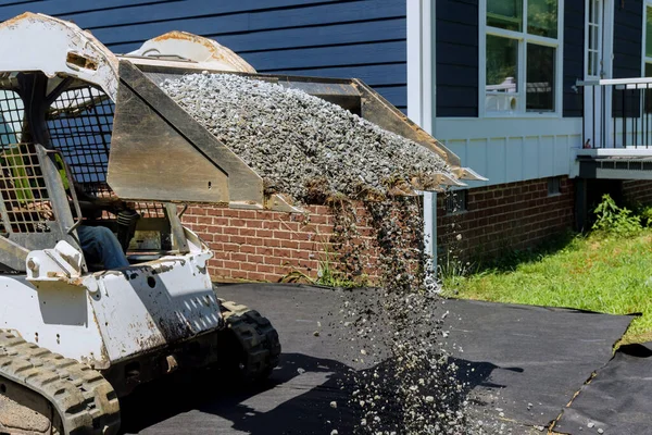 トラクターはホームの砂利の準備をアップロードして家の近くに貯蔵庫を設置する — ストック写真