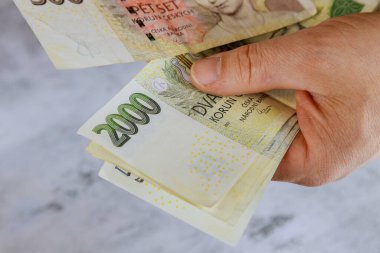 Çek Cumhuriyeti, Çek Cumhuriyeti 'nin CZK tasarısını elinde tutan ve sayan adamları ile banknotlar halinde