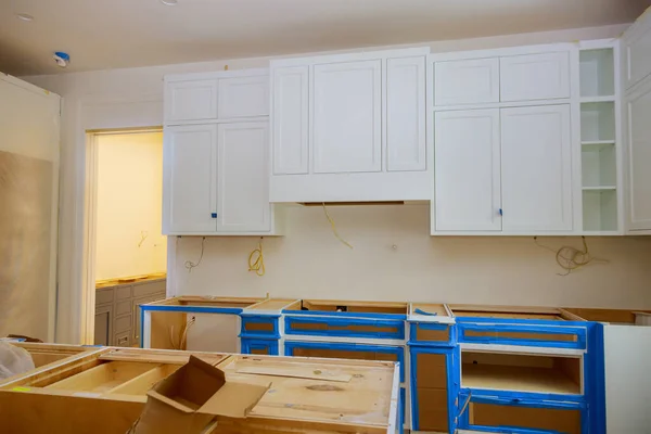 Yeni Inşa Edilen Evde Dekorasyon Kapsamında Beyaz Mutfak Dolapları Mobilyalar — Stok fotoğraf