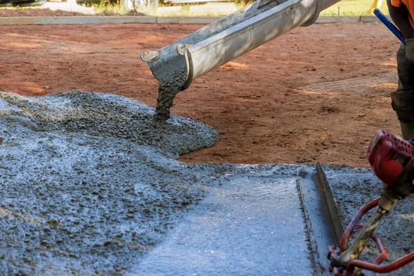 Pracownik Wylewa Mokry Beton Nowym Placu Budowy Pobliżu Nowego Domu — Zdjęcie stockowe