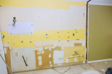 Ev yenileme, apartman duvarı tadilatı, alçıtaşı tahtası için eski duvarları yenileme.