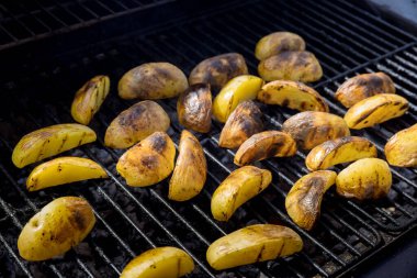Barbekü ızgara patates ve geleneksel olarak pişirilmiş lezzetli yemekler.