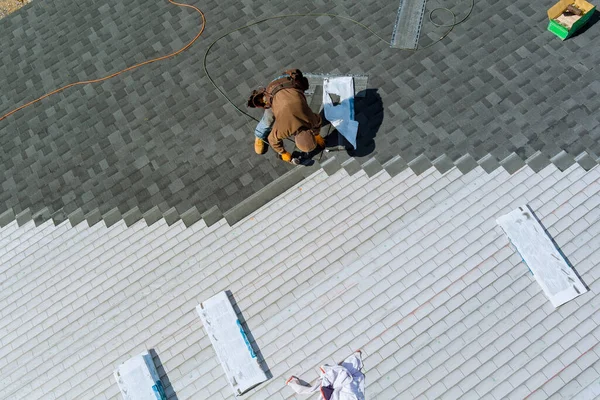 Αεροφωτογραφία Του Εργαζομένου Που Καρφώνει Νέα Κεραμίδια Στέγης Bitumen Χρησιμοποιώντας — Φωτογραφία Αρχείου