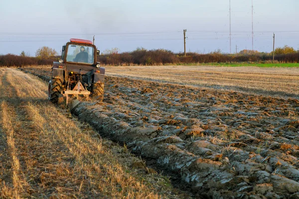 Zebrawszy Jesienny Traktor Polowy Zaorał Zbiorach — Zdjęcie stockowe