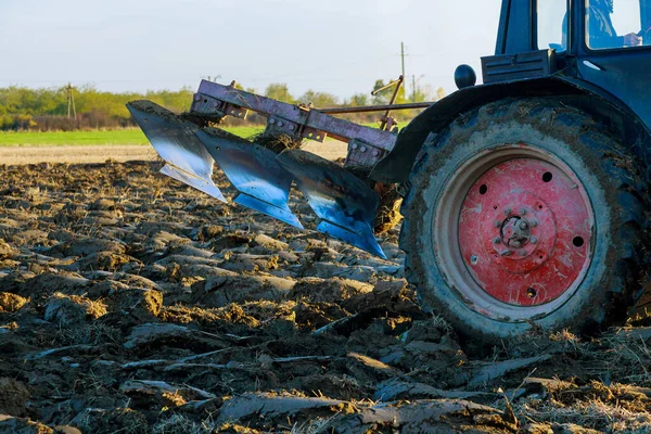 Efter Skörd Plogar Traktorn Den Med Sin Plog — Stockfoto