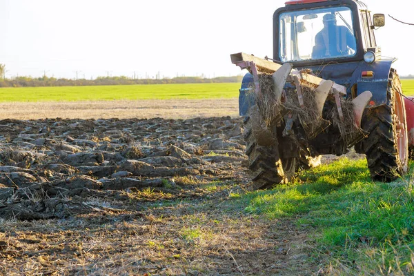 Nach Der Feldernte Herbst Pflügt Sich Traktor Durch — Stockfoto