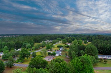 Güney Carolina 'daki küçük taşralı Amerikan kasabasının çatılarını görün.
