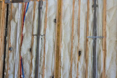 Soğuk bariyer konforu sağlamak için ahşap çerçevelerde kaya yününden yapılan yalıtım duvarları ekonomik fayda sağlıyor..