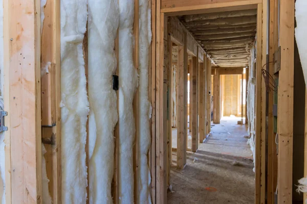 在施工过程中 可将岩棉保温材料装在木制框架内 供今后的墙体使用 以提供舒适 高效的冷屏障 — 图库照片