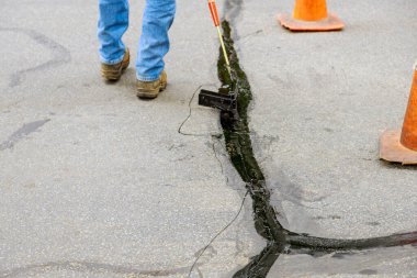 Restorasyon çalışmaları için asfalt yol yüzeyinde asfalt eklem çatlağının kapatılması gerekiyor.