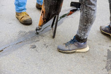Kısmen asfalt yol yenileme yüzeyi olarak asfalt eklem eklemindeki çatlağın kapatılması gerekiyor