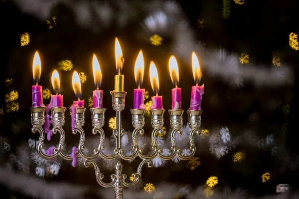 在Hanukkiah Menorah的犹太教光明节 在点燃的模糊的烛光中点燃了蜡烛 — 图库照片