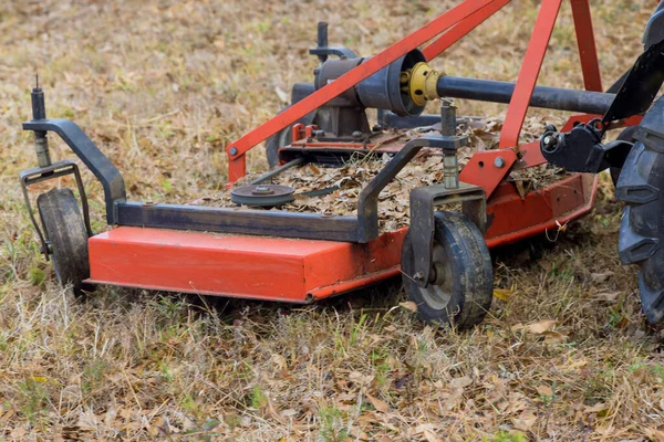 Traktor Pemangkasan Dan Penghapusan Percabangan Kecil Tanah Pada Musim Gugur — Stok Foto