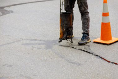 Asfalt yüzey restorasyonundaki birleşik çatlak asfalt birleşik dolgu işi