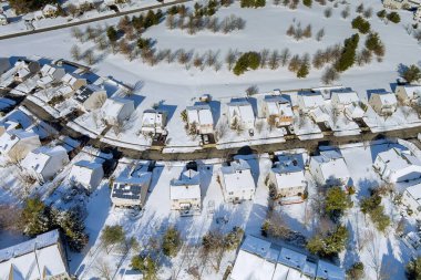 New Jersey 'deki bu küçük kasabada şiddetli kar fırtınasından sonra çatıları karla kaplanmış birçok yerleşim yeri var.