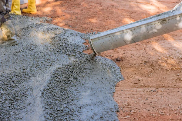 Empregado Canteiro Obras Derramando Concreto Molhado Calçada Que Está Pavimentando — Fotografia de Stock