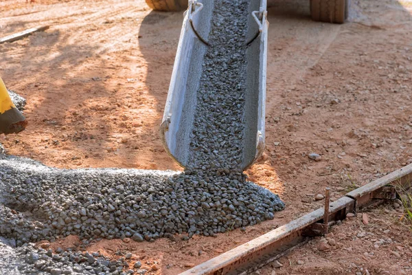 Werknemers Gieten Nat Beton Als Oprit Wordt Geplaveid Door Aannemers — Stockfoto