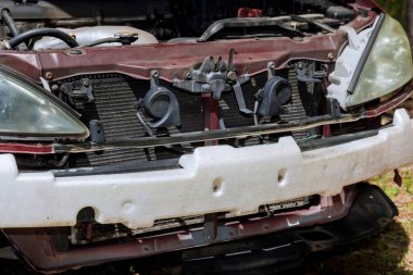 Araba kazasında hasar gören aracın tamponunun değiştirilmesi gerekiyor.