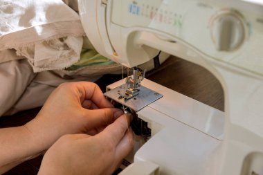 Dikiş işlemi sırasında dikiş makinesindeki metal makaraya iplikler yerleştirilir.