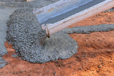 Asfalt döşeme işlemi sırasında beton inşaat endüstrisinden müteahhitler ıslak beton döküyorlar.