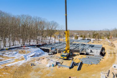 Çelik kiriş çerçeveli inşaat binası