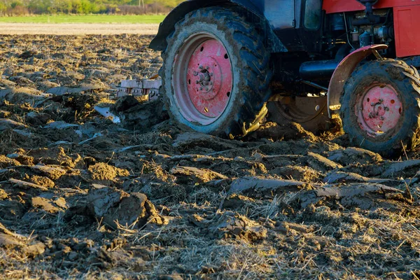 Traktor Plogar Höstfältet Efter Skörd — Stockfoto