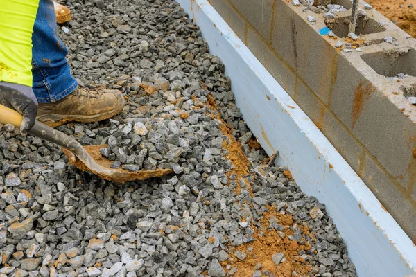 Proces Przygotowania Fundamentów Pod Wylewanie Betonu Poprzez Instalację Izolacji Hydroizolacyjnej — Zdjęcie stockowe