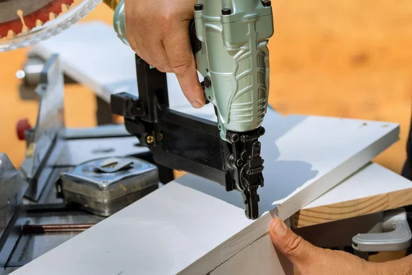 Montaje Tableros Madera Con Clavos Con Pistola Neumática Realiza Por —  Fotos de Stock