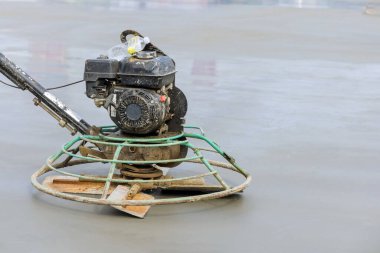 Bu süreç kullanılmadan önce inşaat sahasında çimento kaplı havan zeminin parlatılmasını ve düzleştirilmesini gerektiriyor.