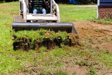 Peyzaj işleri için buldozer kullanmak, toprağı hareket ettirmek için kepçelemek.