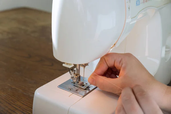 针孔缝纫机中的缝纫机拉线手 — 图库照片
