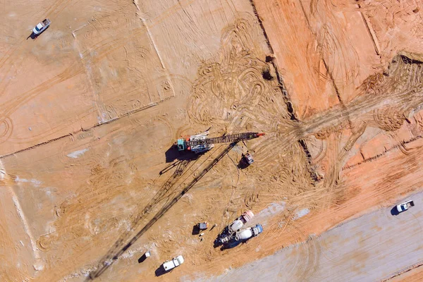 杭基礎工事柱の下の建設現場掘削土地にトラック搭載ポンプ高圧ポンプコンクリートの汗の地球を注ぐ — ストック写真