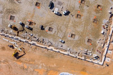 Çalışma sırasında yeni bina inşaatının beton temeli için hazırlık şantiyesinde