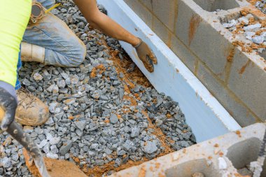 İlk yalıtım malzemesi beton dökülmeden önce su geçirmez hale getirilmeli.