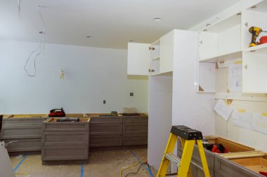 Mutfak dolabı için yeni eve çekmeceler monte ediliyor güzel mobilyalar.