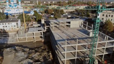 Panoramik üst manzara, apartman blokları inşa edilirken farklı yükseklikteki birkaç inşaat kulesi vinci.