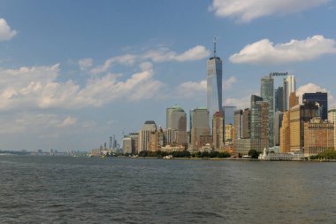 Doğu nehrinde, şehir merkezinin panoramik bir manzarası var New York şehir merkezi silüeti