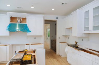 Yeni evdeki mutfak dolabına yeni mobilyalar ekliyorum.