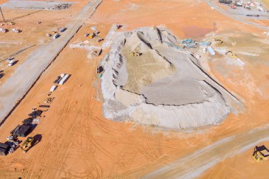 Mekanik taşlama bandındaki taş ezici ekipmanlar taş üretimini toz haline getirmek için kullanılıyor.